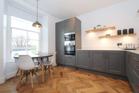 Deluxe Apartment, Multiple Beds | Private kitchen | Fridge, microwave, oven, stovetop