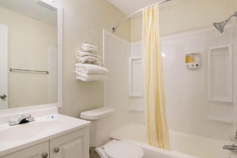 Combined shower/tub, free toiletries, hair dryer