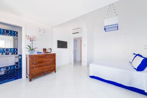 Double Room, Terrace | Minibar, in-room safe, soundproofing, free WiFi