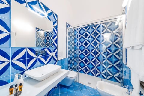 Basic Room, Private Bathroom | Bathroom | Shower, rainfall showerhead, free toiletries, hair dryer