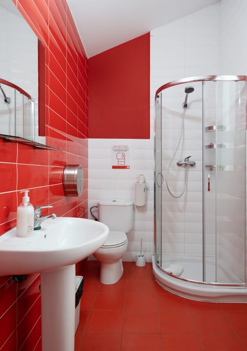 Double Room, Private Bathroom | Bathroom | Shower, towels