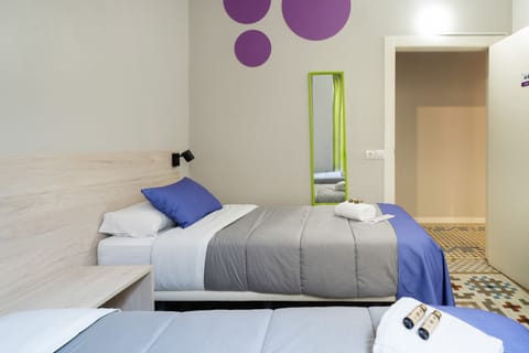 Twin Room, Shared Bathroom | Pillowtop beds, in-room safe, free WiFi, bed sheets