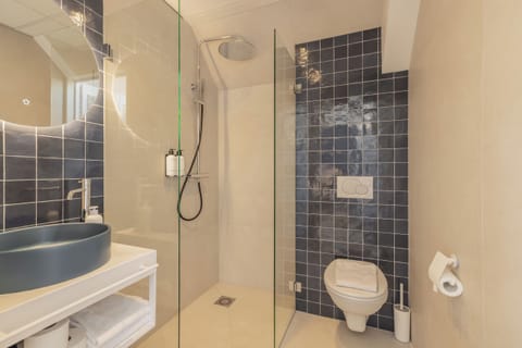 Deluxe Double Room | Bathroom | Shower, free toiletries, hair dryer, towels