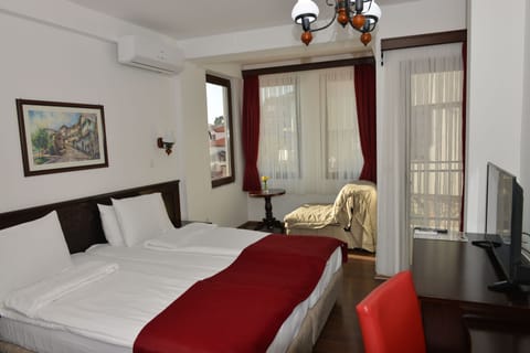 Deluxe Double Room, Partial Lake View | Minibar, in-room safe, desk, soundproofing