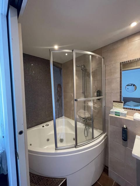 Double room, Relaxing bathtub | Bathroom | Free toiletries, hair dryer, towels, soap