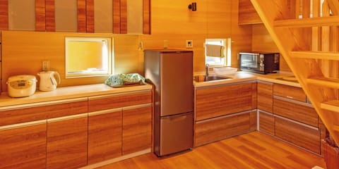 Full-size fridge, microwave, oven, stovetop