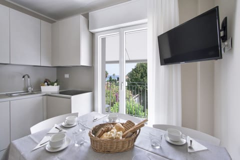 Deluxe Apartment, 1 Bedroom, 2 Bathrooms, Sea View | Private kitchenette