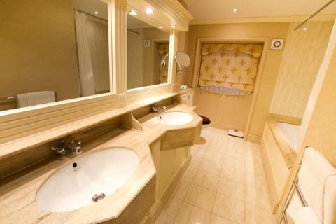 Luxury Room, 1 Double Bed | Bathroom | Combined shower/tub, free toiletries, hair dryer, towels