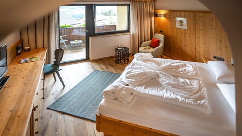 Comfort Double Room, Mountain View | Premium bedding, in-room safe, desk, blackout drapes