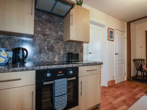 Cottage | Private kitchen | Fridge, microwave, stovetop, toaster