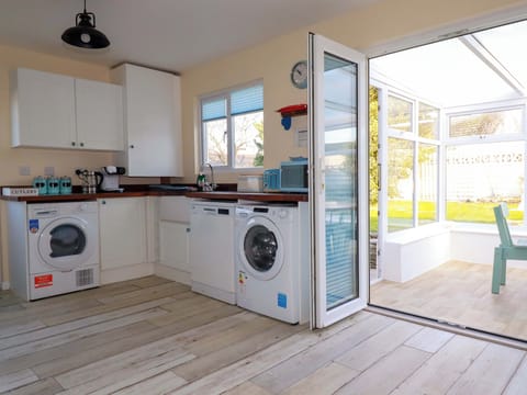 Cottage | Private kitchen | Microwave, stovetop, dishwasher, cookware/dishes/utensils