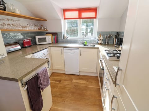Cottage | Private kitchen | Fridge, microwave, stovetop, dishwasher