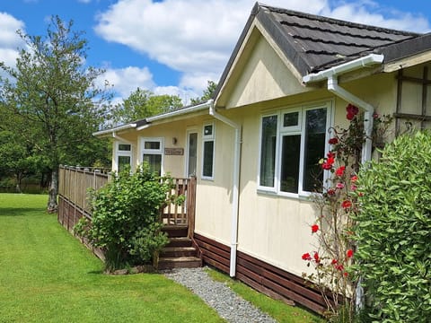 Willow Lodge | 2 bedrooms, individually decorated, individually furnished