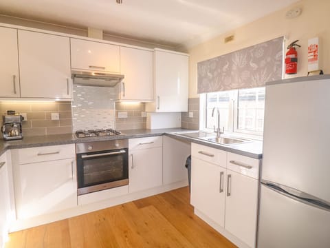 Cottage | Private kitchen | Microwave, stovetop, electric kettle, toaster