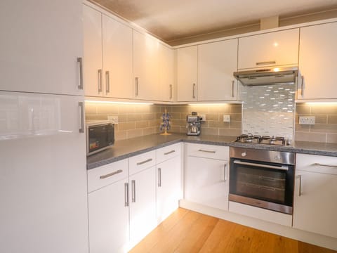 Cottage | Private kitchen | Microwave, stovetop, electric kettle, toaster