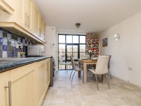 Cottage | Private kitchen | Dishwasher, electric kettle, toaster, highchair