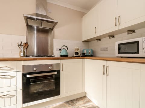 Cottage | Private kitchen | Fridge, dishwasher, highchair, cookware/dishes/utensils