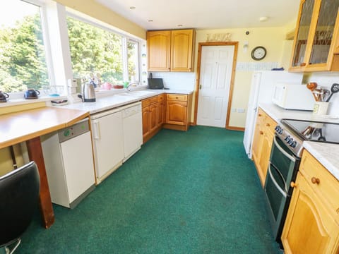 Cottage | Private kitchen | Stovetop, cookware/dishes/utensils