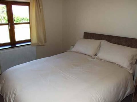 Cottage | 2 bedrooms, individually decorated, individually furnished