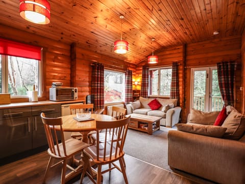 Cottage | Private kitchen | Fridge, microwave, stovetop, toaster