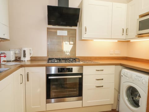 Cottage | Private kitchen | Fridge, microwave, stovetop, dishwasher