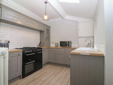 Cottage | Private kitchen | Dishwasher, electric kettle, toaster, cookware/dishes/utensils