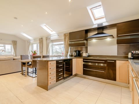 Cottage | Private kitchen | Fridge, microwave, stovetop, dishwasher