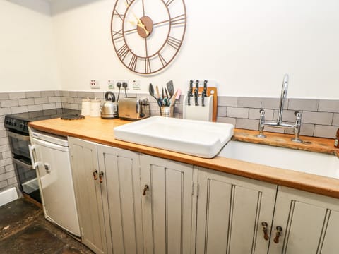 Cottage | Private kitchen | Stovetop, cookware/dishes/utensils