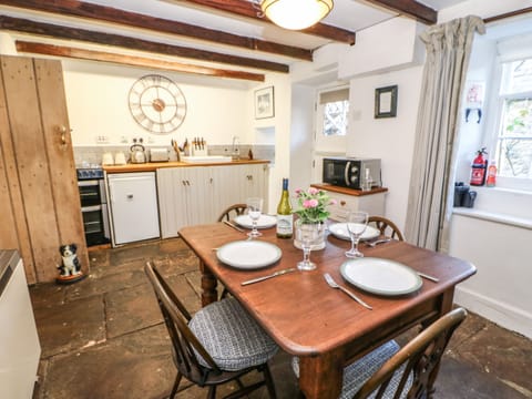 Cottage | Private kitchen | Stovetop, cookware/dishes/utensils