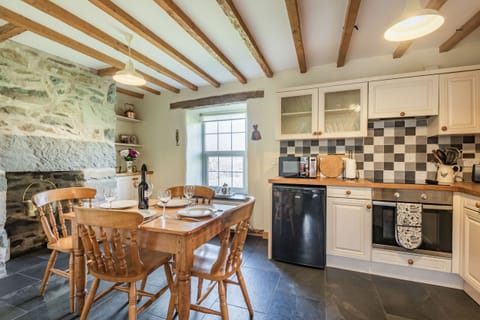 Cottage | Private kitchen | Cookware/dishes/utensils