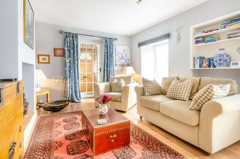 Cottage | Living room | TV, fireplace, DVD player