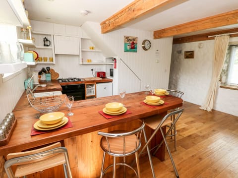 Cottage | Private kitchen | Stovetop, highchair, cookware/dishes/utensils