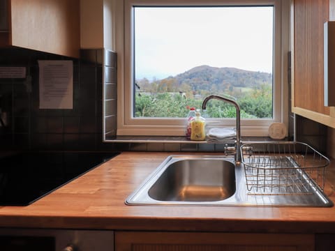 Cottage | Private kitchen | Fridge, stovetop, dishwasher, cookware/dishes/utensils