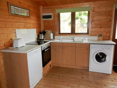 Cottage | Private kitchen | Dishwasher, cookware/dishes/utensils