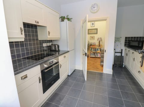 Cottage | Private kitchen | Fridge, microwave, stovetop, toaster