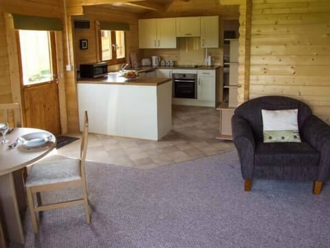 Cottage | Private kitchen | Fridge, stovetop, dishwasher, cookware/dishes/utensils