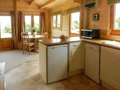 Cottage | Private kitchen | Fridge, stovetop, dishwasher, cookware/dishes/utensils