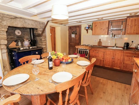 Cottage | Private kitchen | Microwave, stovetop, electric kettle, toaster