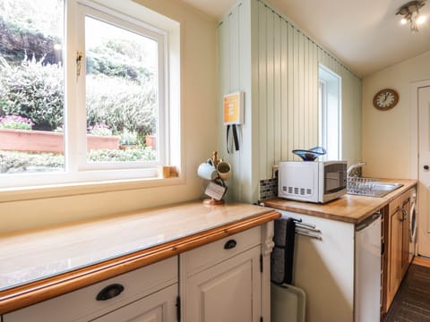 Cottage | Private kitchen | Fridge, microwave, stovetop, toaster