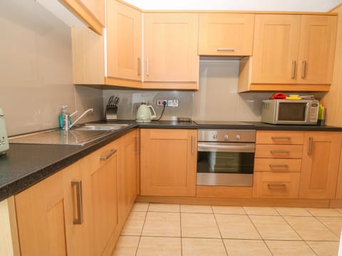 Cottage | Private kitchen | Fridge, microwave, stovetop, dishwasher