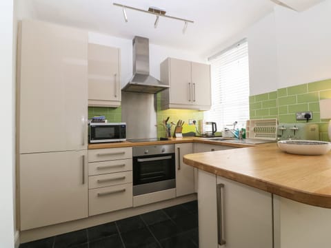 Cottage | Private kitchen | Fridge, microwave, stovetop, dishwasher