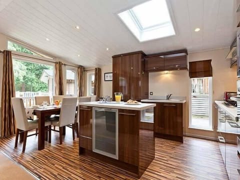 Cottage | Private kitchen | Fridge, microwave, dishwasher, electric kettle