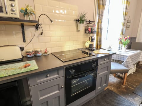Cottage | Private kitchen | Fridge, microwave, stovetop, electric kettle
