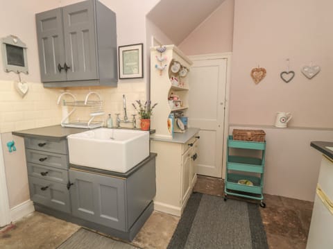 Cottage | Private kitchen | Fridge, microwave, stovetop, electric kettle