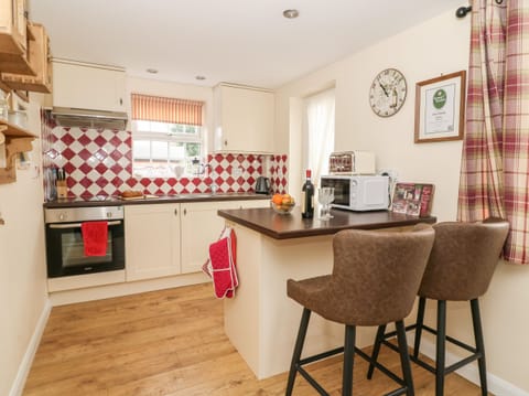 Cottage | Private kitchen | Electric kettle, toaster, highchair, cookware/dishes/utensils