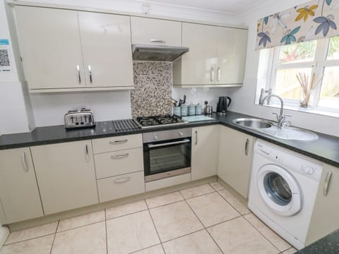 Cottage | Private kitchen | Microwave, stovetop, dishwasher, highchair