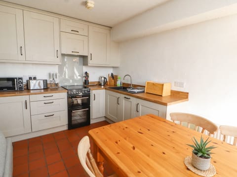 Cottage | Private kitchen | Dishwasher, cookware/dishes/utensils