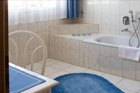 Junior Suite | Bathroom | Deep soaking tub, free toiletries, hair dryer, towels