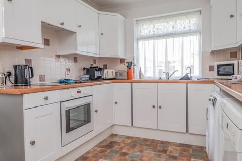 Cottage | Private kitchen | Dishwasher, electric kettle, toaster, cookware/dishes/utensils