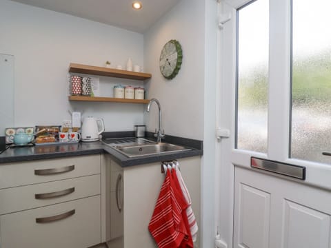 Cottage | Private kitchen | Microwave, stovetop, electric kettle, toaster